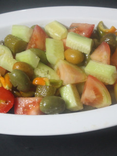 Una foto de Ensalada simple con encurtidos