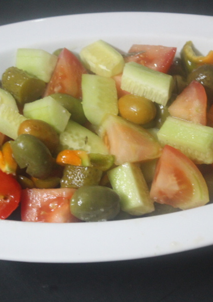 Una foto de Ensalada simple con encurtidos