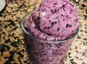 Una foto de helado de arándanos