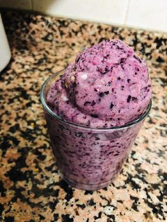 Una foto de Helado de arándanos y plátano