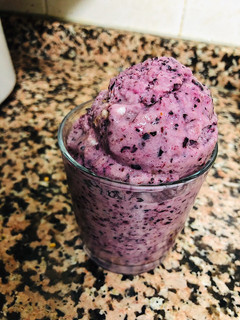 Una foto de Helado de arándanos y plátano