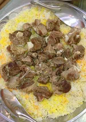 صورة لوصفة مندي باللحم مع الصلصة