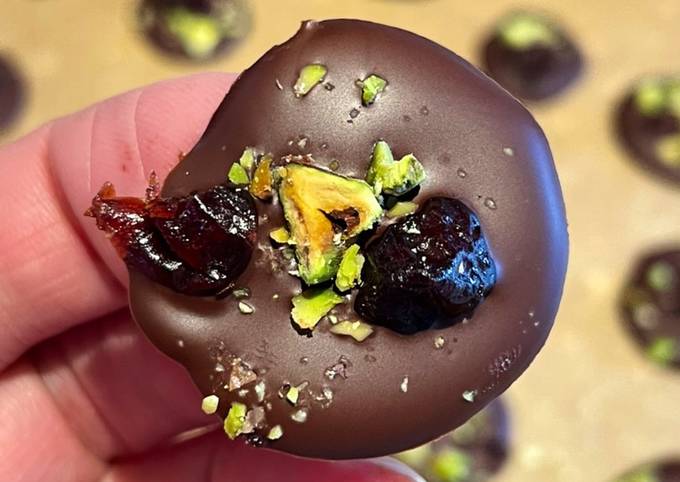 Dark Chocolate Buttons With Sour Cherry & Pistachio 🍒
