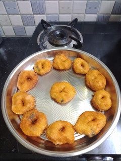*உளுந்து மெது வடை*(தீபாவளி ரெசிப்பீஸ்)(ulunthu vadai recipe in tamil) செய்முறை முக்கிய புகைப்படம்