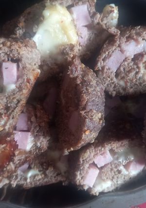 Una foto de Arrollado de Carne Relleno de Jamón y Queso