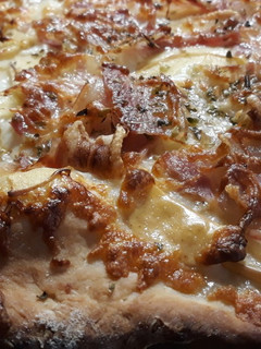 Una foto de Pizza de manzana y panceta curada