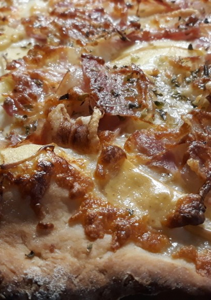Una foto de Pizza de manzana y panceta curada