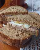 Sándwich de atún y huevo