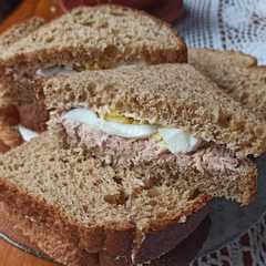 A picture of Sándwich de atún y huevo.