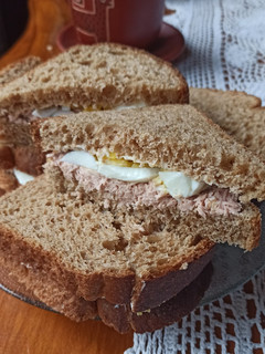 Una foto de Sándwich de atún y huevo