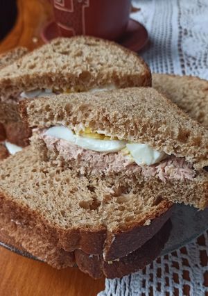 Una foto de Sándwich de atún y huevo