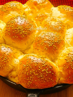 A picture of Dinner Rolls.
