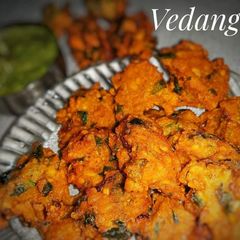 A picture of Moong Dal & Methi Bhajia.