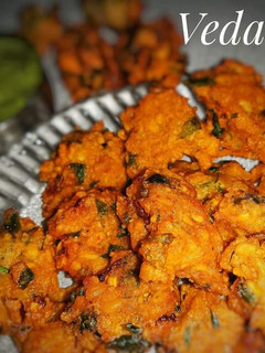 A picture of Moong Dal & Methi Bhajia.