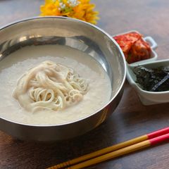 A picture of Korean Summer Noodle in Soybean Soup (콩국수).