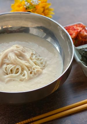 A picture of Korean Summer Noodle in Soybean Soup (콩국수).