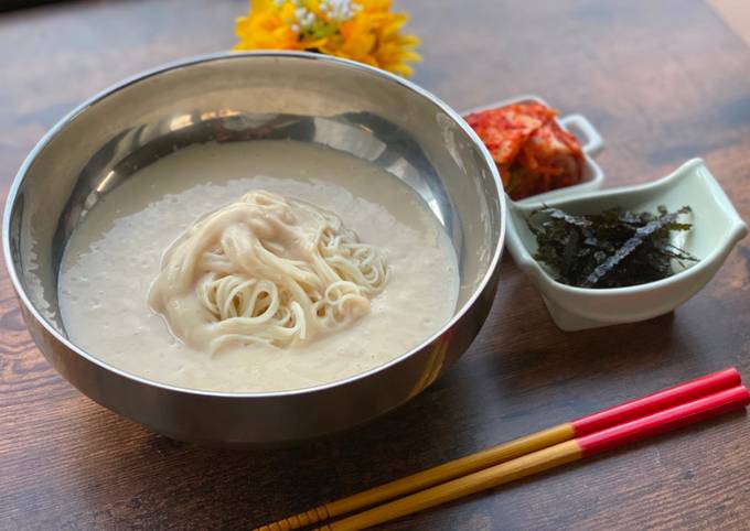 Korean Summer Noodle in Soybean Soup (콩국수)