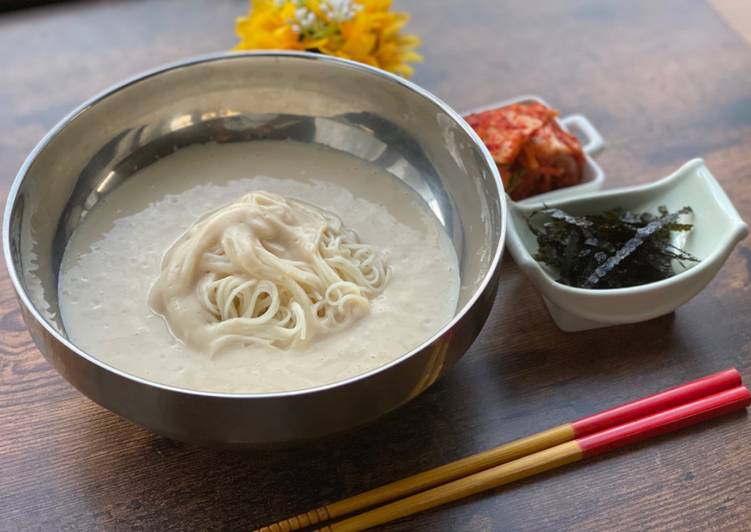 Korean Summer Noodle in Soybean Soup (콩국수)