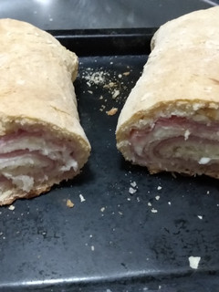 Una foto de Arrollado de pan casero relleno