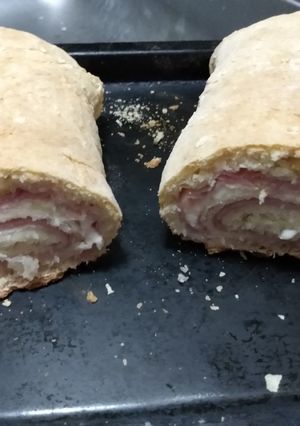 Una foto de Arrollado de pan casero relleno