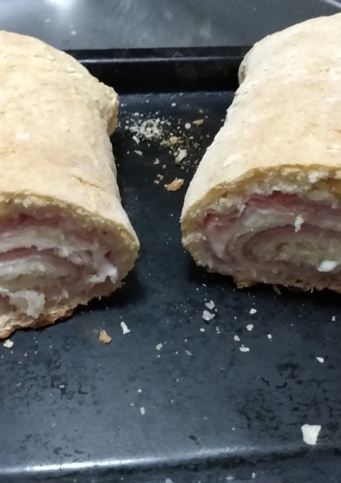 Una foto de Arrollado de pan casero relleno
