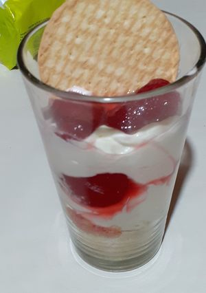 Una foto de Postre de frutillas con crema