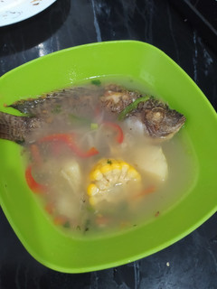 Una foto de Sancocho de pescado frito 🐟
