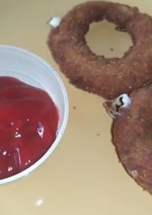 Una foto de Aros de cebolla rellenos de queso 😋