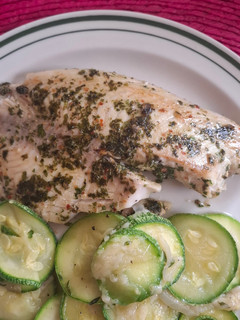 Una foto de Filetes de pescado blanco marinados con cilantro y aceite de oliva