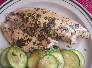 Una foto de Filetes de pescado blanco marinados con cilantro y aceite de oliva