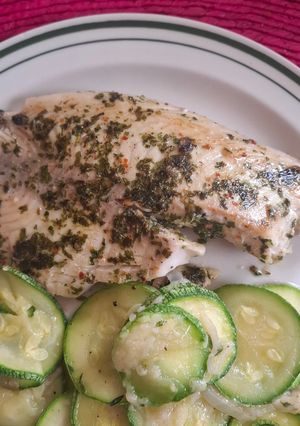 Una foto de Filetes de pescado blanco marinados con cilantro y aceite de oliva