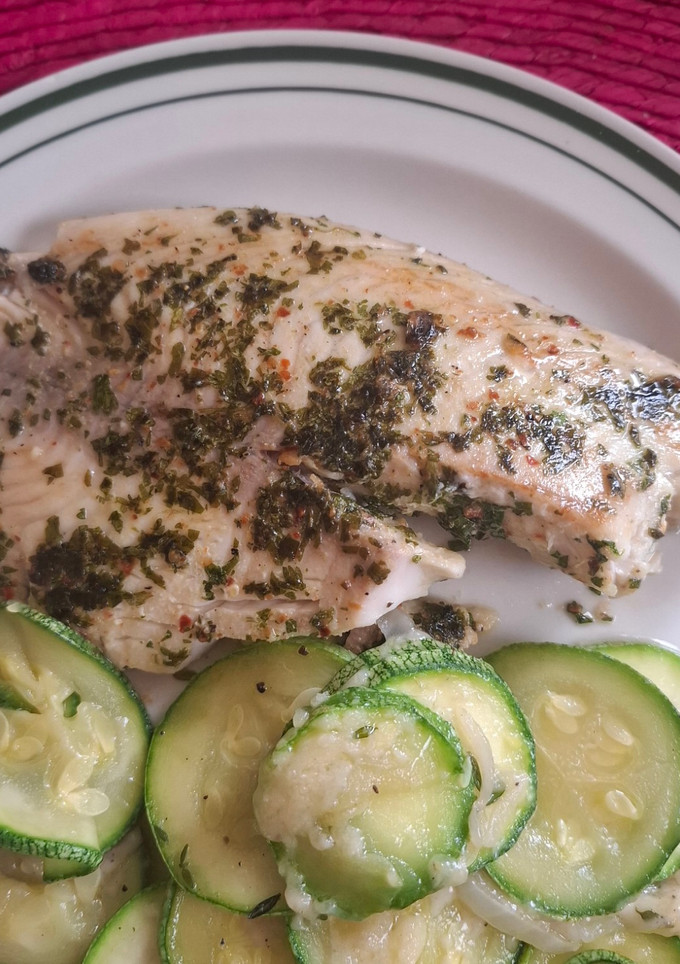 Una foto de Filetes de pescado blanco marinados con cilantro y aceite de oliva