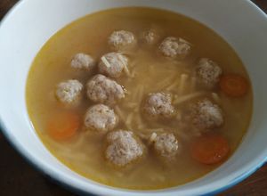 Foto di Polpettine in brodo con pasta sminuzzata