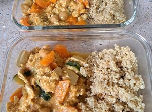 Una foto de Curry de tofu y garbanzos con quinoa