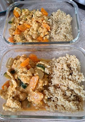 Una foto de Curry de tofu y garbanzos con quinoa
