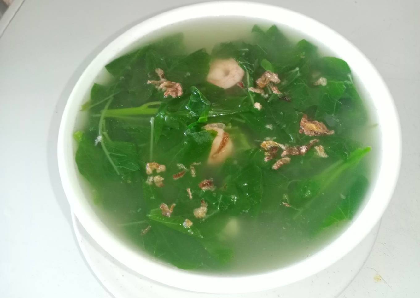 Sup bayam hijau dengan campuran udang