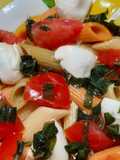 Pasta fría con boconccinos (caprese)