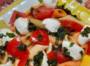 Una foto de Pasta fría con boconccinos (caprese)