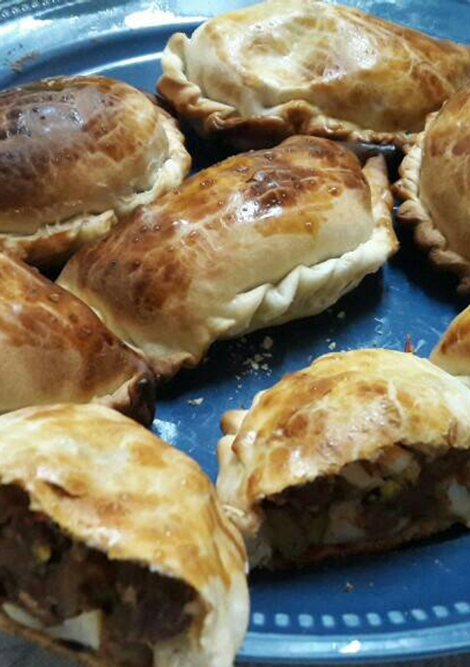 Una foto de Empanadas de carne cortada a cuchillo!!!