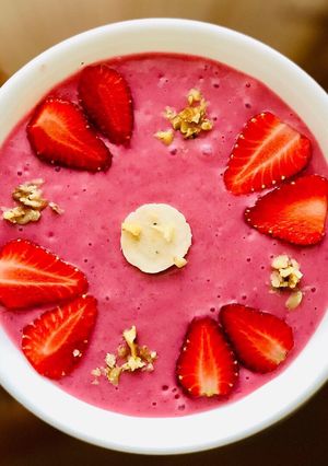 A picture of Strawberry banana beet oatmeal smoothie bowl.
