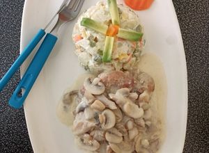 Una foto de Tuto de pollo deshuesado con salsa champiñón