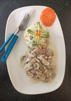 Una foto de Tuto de pollo deshuesado con salsa champiñón