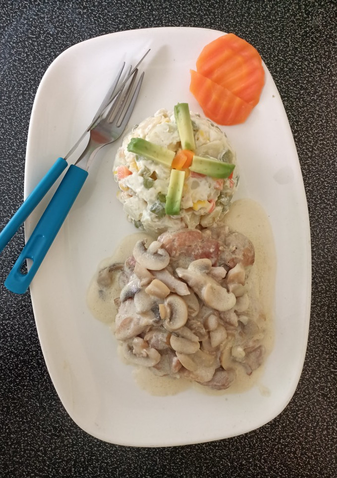 Una foto de Tuto de pollo deshuesado con salsa champiñón