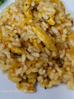 Una foto de Arroz con pasta de curry amarillo y pollo