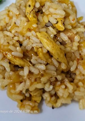 Una foto de Arroz con pasta de curry amarillo y pollo