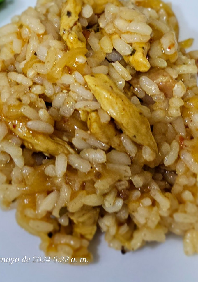 Una foto de Arroz con pasta de curry amarillo y pollo