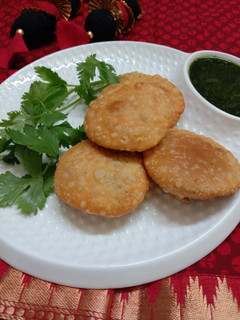 प्याज मूंग दाल कचौड़ी (pyaz moong dal kachodi recipe in Hindi) रेसिपी मुख्य फोटो