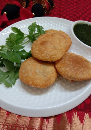 प्याज मूंग दाल कचौड़ी (pyaz moong dal kachodi recipe in Hindi) रेसिपी मुख्य फोटो