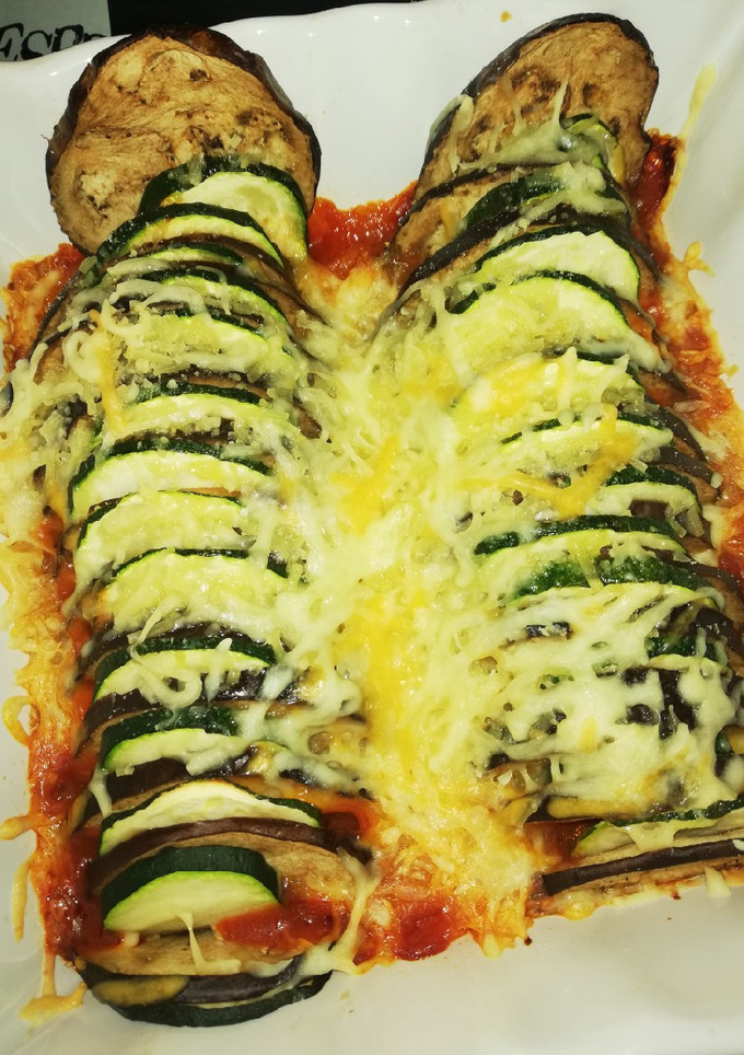 Una foto de Ratatouille con queso
