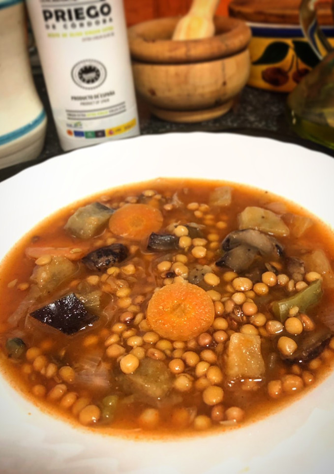 Una foto de Sopa de lenteja con berenjena y portobello
